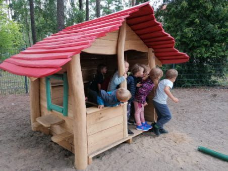 Holzspielhaus mit Kindern
