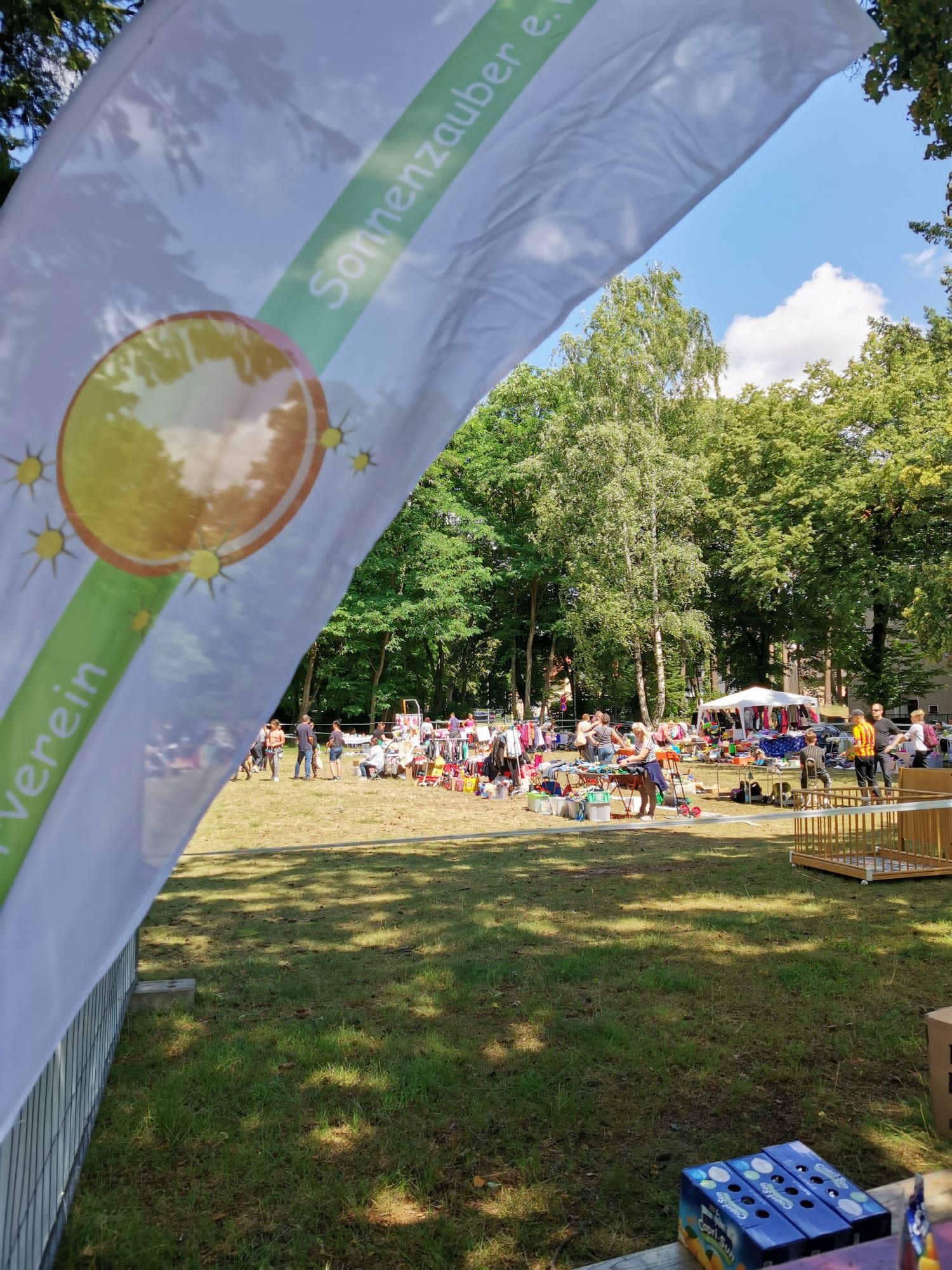 Fahne vor Festwiese