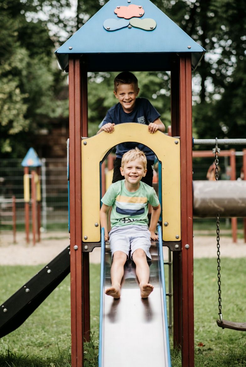 Kinder und Eltern beim Fest